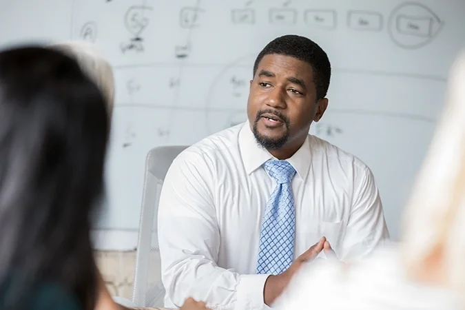 Man wearing a tie and conducting a trust consult Luxembourg 